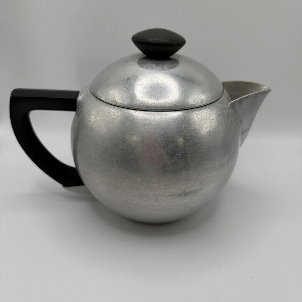 Vintage Mirro Aluminum Teapot Round‎ Silver Tone Tea Pot 1-1/2 qt. USA MCM